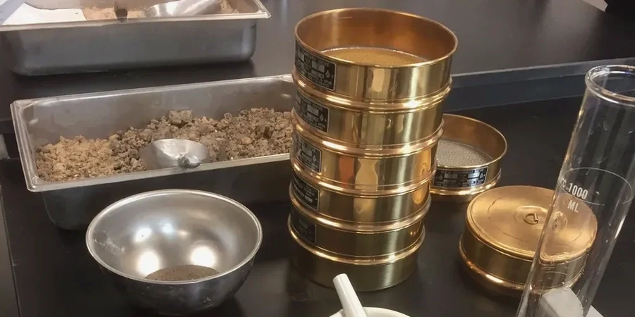 Korngrößenanalyse (Siebung + Hydrometer) in Gladbeck – normgerechte Laboruntersuchung nach DIN EN ISO 17892-4